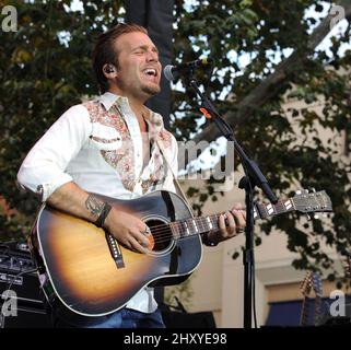 Tom Gossin, Gloriana, suona alla Summer Concert Series at the Grove, Los Angeles, 18th luglio 2012. Foto Stock