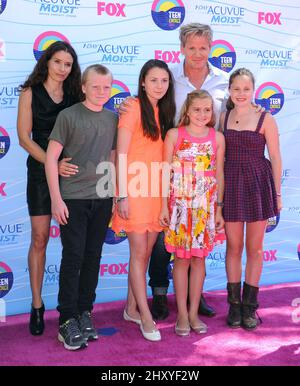 Gordon Ramsay, la moglie Tana Ramsay, i figli Megan, Matilda e i gemelli Jack e Holly ai Teen Choice Awards 2012 che si sono tenuti all'anfiteatro di Gibson. Tammie Arroyo Foto Stock