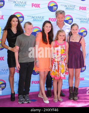 Gordon Ramsay, la moglie Tana Ramsay, i figli Megan, Matilda e i gemelli Jack e Holly ai Teen Choice Awards 2012 che si sono tenuti all'anfiteatro di Gibson. Tammie Arroyo Foto Stock