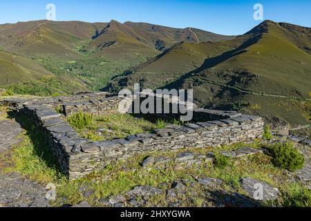 Rovine e resti di un antico villaggio celtico nelle montagne o Courel in Galizia, Spagna Foto Stock