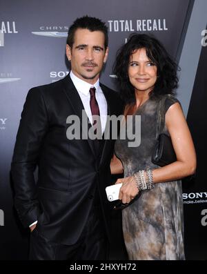 Colin Farrell e la sorella Claudine partecipa alla prima "Total Recall" di Los Angeles che si tiene al Grauman's Chinese Theatre. Foto Stock