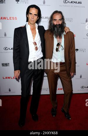 Nick Cave e Warren Ellis sono in attesa della prima 'Lawless' tenutasi all'ARCLIGHT di Los Angeles. Foto Stock