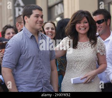 Valerie Bertinelli & Wolfgang Van Halen assiste Valerie Bertinelli ricevendo una stella sulla Hollywood Walk of fame. Foto Stock