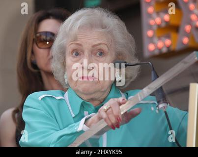 Betty White assiste Valerie Bertinelli ricevendo una stella sulla passeggiata di Hollywood della fama. Foto Stock