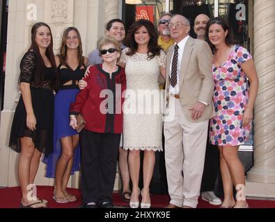 Valerie Bertinelli & Family partecipa a Valerie Bertinelli ricevendo una stella sulla passeggiata di Hollywood della fama. Foto Stock