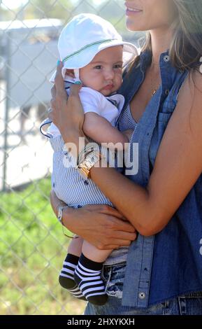 Alessandra Ambrosio e il figlio Noah Mazur partecipano all'annuale Malibu Kiwanis Chili Cook-off, Carnevale e Fiera 31st in California. Foto Stock