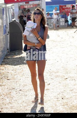 Alessandra Ambrosio e il figlio Noah Mazur partecipano all'annuale Malibu Kiwanis Chili Cook-off, Carnevale e Fiera 31st in California. Foto Stock