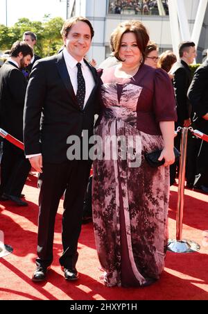 Ben Falcone e Melissa McCarthy partecipa ai Primetime Creative Arts Emmy Awards del 2012 che si tengono al Nokia Theatre L.A. Live, Los Angeles. Foto Stock
