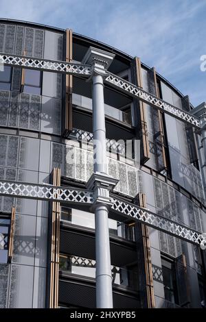 Gasholders building: Blocco di appartamenti, costruito all'interno di detentori storici vittoriani disutilizzati a King's Cross, a nord di Londra. Fotografato dal Regent's. Foto Stock