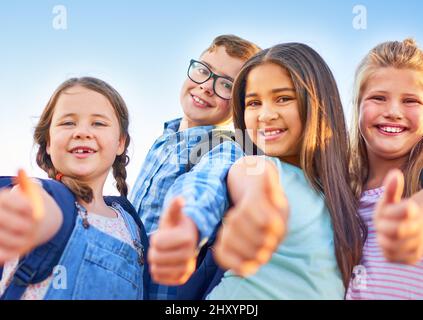 Sia impressionante oggi. Shot di un gruppo di bambini delle scuole elementari insieme. Foto Stock