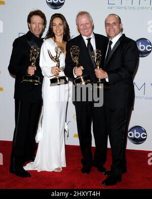 Jerry Bruckheimer, Elise Doganieri, Bertram van Munster e Jonathan Littman nella Sala Stampa in occasione dei premi Emmy Primetime annuali 64th che si sono tenuti presso il Nokia Center di Los Angeles. Foto Stock