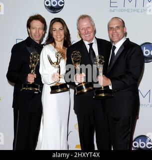 Jerry Bruckheimer, Elise Doganieri, Bertram van Munster e Jonathan Littman nella Sala Stampa in occasione dei premi Emmy Primetime annuali 64th che si sono tenuti presso il Nokia Center di Los Angeles. Foto Stock