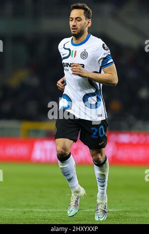 Torino, Italia. 13th Mar 2022. Hakan Calhanoglu del FC Internazionale durante la Serie Una partita di calcio 2021/22 tra il Torino FC e il FC Internazionale allo Stadio Olimpico Grande Torino, Torino.(Punteggio finale; Torino FC 1 - 1 FC Internazionale) Credit: SOPA Images Limited/Alamy Live News Foto Stock