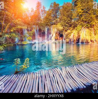 Vista maestosa sulle acque turchesi e sulle travi soleggiate nel Parco Nazionale dei Laghi di Plitvice. Croazia. Europa. Scena drammatica insolita. Mondo di bellezza. Foto Stock