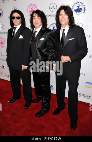 Gene Simmons, Paul Stanley ed Eric Singer, di BACIO che hanno partecipato al Carousel of Hope Gala 2012 tenuto al Beverly Hilton Hotel a Los Angeles, USA. Foto Stock