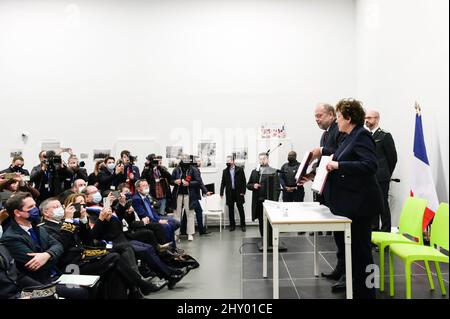 Aix en Provence, Francia. 14th Mar 2022. Eric Dupond-Moretti e Roselyne Bachelot sono visti mostrare l'accordo firmato tra il Ministero della Giustizia e il Ministero della Cultura Roselyne Bachelot (Ministro della Cultura) e Eric Dupond-Moretti (Ministro della Giustizia) si sono recati nel centro carcerario di Aix-Luynes per elaborare un accordo di sviluppo Cultura/Giustizia. Hanno anche annunciato la creazione di un premio letterario il 'Goncourt dei prigionieri' sotto l'egida dello scrittore e segretario dell'accademia Goncourt, Philippe Claudel. Credit: SOPA Images Limited/Alamy Live News Foto Stock