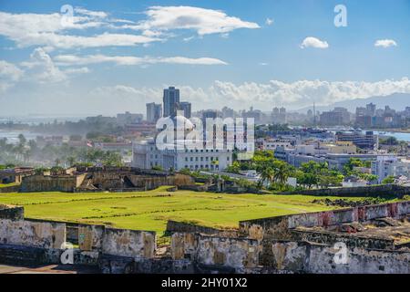 Old San Juan, Puerto Rico, USA: Vista di El Capitolio de Puerto Rico (Capitol Hill), da Fort San Cristobal. Nebbia che soffia dall'Oceano Atlantico. Foto Stock