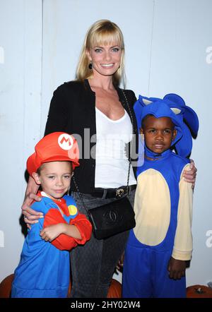 Jaime Pressly e il figlio Dezi hanno partecipato al Wonderbook di PlayStation Halloween Party tenuto alla "Foresta incantata PlayStation" di Los Angeles. Foto Stock