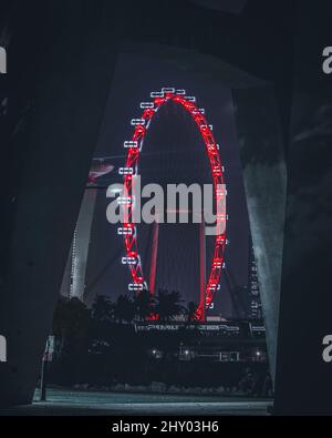 Il volantino verticale di Singapore si illuminerà in rosso e bianco per celebrare la Giornata Nazionale di Singapore del 55th Foto Stock