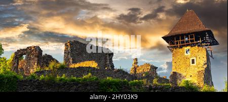 panorama del castello di nevytske. rovine di antica fortezza alla luce della sera. popolare destinazione di viaggio dell'ucraina Foto Stock