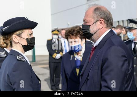 Eric Dupond-Moretti e Roselyne Bachelot sono visti al loro arrivo salutare i membri della direzione dell'Amministrazione Penitenziaria. Roselyne Bachelot (Ministro della Cultura) ed Eric Dupond-Moretti (Ministro della Giustizia) si recarono nel centro carcerario di Aix-Luynes per elaborare un accordo di sviluppo Cultura/Giustizia. Hanno anche annunciato la creazione di un premio letterario il 'Goncourt dei prigionieri' sotto l'egida dello scrittore e segretario dell'accademia Goncourt, Philippe Claudel. (Foto di Laurent Coust/SOPA Images/Sipa USA) Foto Stock