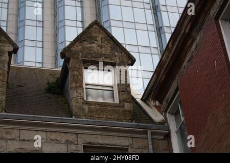 Vista ad angolo basso del tetto di un edificio con una finestra Foto Stock