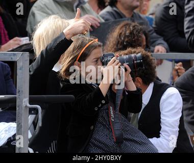 Deborra-Lee Furness (a sinistra) con la figlia Ava (al centro) e il figlio Oscar (a destra) guardare su come Hugh Jackman (non nella foto) è onorato sulla Hollywood Walk of Fame a Hollywood Boulevard Foto Stock