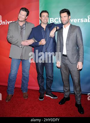 Blake Shelton, Carson Daly e Adam Levine partecipano al Tour universale NBC TCA tenuto al Langham Huntington Hotel a Pasadena, California. Foto Stock