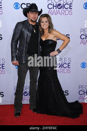 Jason Aldean & moglie Jessica in arrivo al People's Choice Awards 2013 tenuto al Nokia Theatre di Los Angeles, California Foto Stock