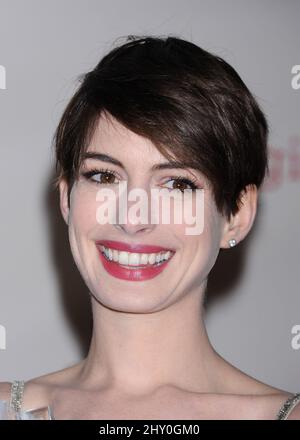 Anne Hathaway con il suo premio per la migliore attrice di supporto per 'Les Miserables', in occasione dei 2013 Critics Choice Movie Awards tenuti al Barker Hanger, a Santa Monica, California. Foto Stock