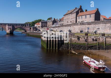 Area storica lungo il fiume con vecchi edifici tradizionali a Berwick upon Tweed, Inghilterra Foto Stock