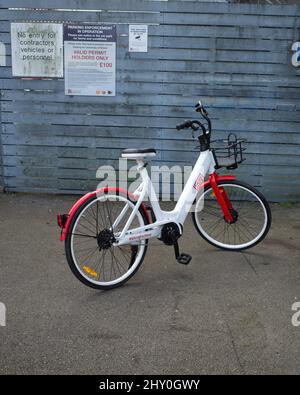 Marzo 2022 - nuovo Big Issue noleggio biciclette a Bristol vicino al University Student Union Foto Stock