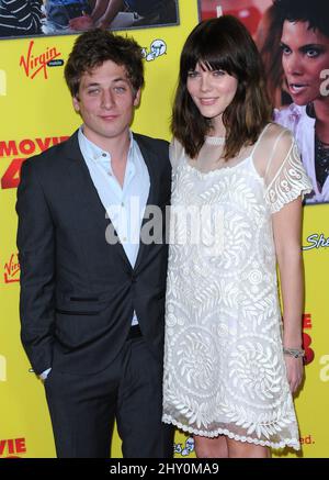 Jeremy Allen White & Emma Greenwell partecipa alla prima 'film 43' che si tiene al Grauman's Chinese Theatre di Los Angeles. Foto Stock