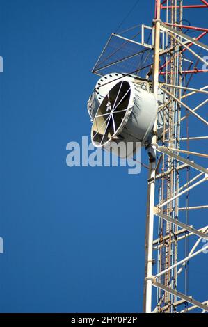 Downtown Atlanta torre di telecomunicazioni con telefono, TV, e tali relè piatti su di esso Foto Stock