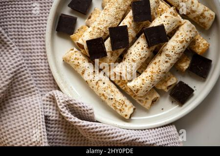 Pancake con cioccolato su un piatto grande. Tante deliziose pinzette Foto Stock