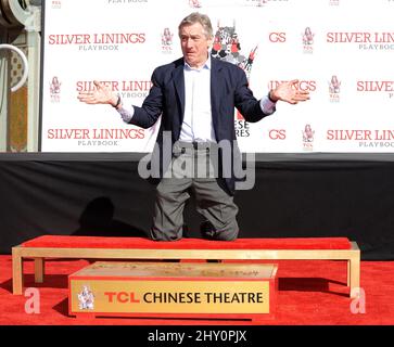 Robert De Niro durante la sua cerimonia della mano e dell'impronta tenutasi al TCL Chinese Theatre (ex Grauman's Chinese Theatre) a Los Angeles, USA. Foto Stock