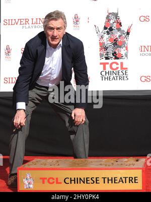 Robert De Niro durante la sua cerimonia della mano e dell'impronta tenutasi al TCL Chinese Theatre (ex Grauman's Chinese Theatre) a Los Angeles, USA. Foto Stock