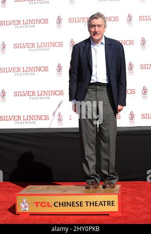 Robert De Niro durante la sua cerimonia della mano e dell'impronta tenutasi al TCL Chinese Theatre (ex Grauman's Chinese Theatre) a Los Angeles, USA. Foto Stock