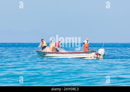 Playa El Tecolote, la Paz, Baja California sur, Messico. Novembre 12, 2021. Pescatore che tira in una rete sul mare di Cortez. Foto Stock