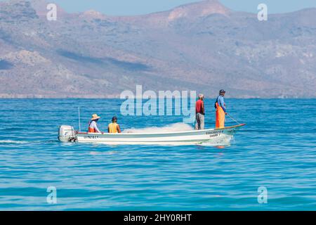 Playa El Tecolote, la Paz, Baja California sur, Messico. Novembre 12, 2021. Pescatore che tira in una rete sul mare di Cortez. Foto Stock