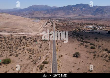 Tiltil, Metropolitana, Cile. 14th Mar 2022. Un'autostrada attraversa la città rurale di Tiltil, in Cile. Questo comune si trova alla periferia di Santiago, ed è una delle zone più colpite dalla siccità in Cile. (Credit Image: © Matias Basualdo/ZUMA Press Wire) Foto Stock