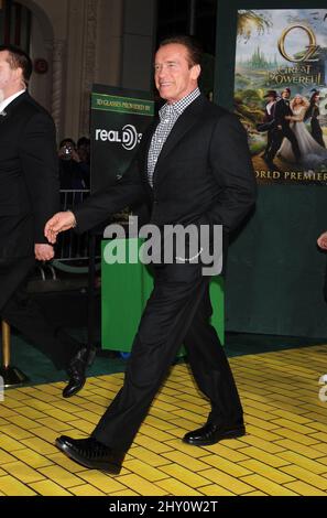 Arnold Schwarzenegger ha partecipato alla prima mondiale 'Oz il Grande e potente' tenutasi al Teatro El Capitan di Los Angeles, USA. Foto Stock