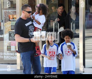 Martin Kristen, Lou Samuel, Leni Samuel e Johan Samuel visto lasciare Starbucks a Los Angles, USA. Foto Stock