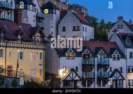 Tradizionale archtiettura a Dean Village, un famoso villaggio conosciuto per la sua storia lungo le acque di Leith a Edimburgo, Scozia Foto Stock