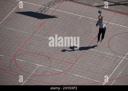 Santiago, Metropolitana, Cile. 14th Mar 2022. Un ragazzo gioca a pallavolo in mezzo alla nicchia di una scuola a Santiago, Cile. Dal ritorno alle classi, all'inizio di marzo, la presenza faccia a faccia è obbligatoria nelle scuole del Cile. (Credit Image: © Matias Basualdo/ZUMA Press Wire) Foto Stock