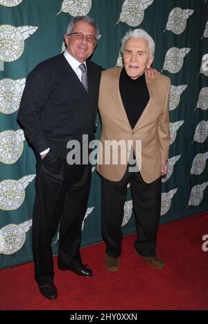 Ron Meyer e Kirk Douglas partecipano al pranzo annuale 50th dei Publicists Awards che si tiene al Beverly Hilton Hotel di Los Angeles, California. Foto Stock