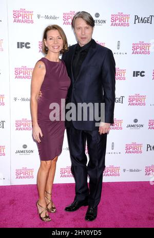 Mads Mikkelsen e Hanne Jacobsen hanno partecipato ai 2013 Independent Spirit Awards a Santa Monica in California. Foto Stock