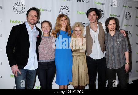 Charles Esten, Hayden Panettiere, Connie Britton, Clare Bowen, S partecipando ad una proiezione di 'Nashville' presentata dal Paley Center for Media's PaleyFest 2013 tenuto al Saban Theater di Los Angeles, USA. Foto Stock