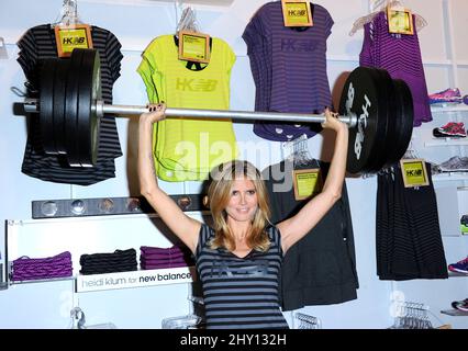 Heidi Klum partecipa a una fotocall per il lancio della sua collezione New Balance a Culver City, California. Foto Stock