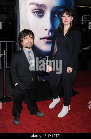 Peter Dinklage ed Erica Schmidt hanno partecipato alla prima stagione 3 dello spettacolo "il Trono di Spade" a Hollywood, California. Foto Stock